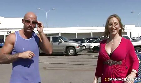 دختر در یک لباس در دانلود رایگان سکس عاشقانه خیابان نشان داد